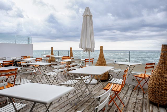 barandilla de cristal instalada en una terraza de restaurante