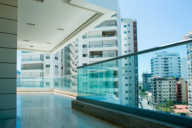 barandilla de vidrio en balcones de un edificio