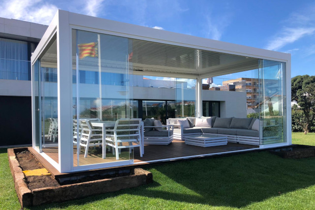 pérgola con cerramiento de cristal abatible