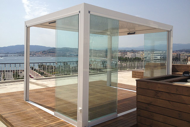 cerramiento de cristal deslizante en pérgola bioclimática