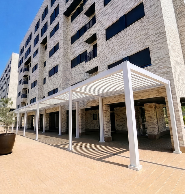 pergola Seesky NEO su un campo sportivo