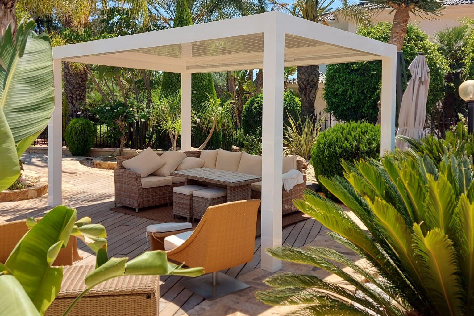 BIOCLIMATIC PERGOLA: THE BEST<br>INTELLIGENT SOLAR PROTECTION.